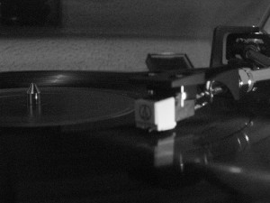 Sencillo y elegante el vinilo sonando